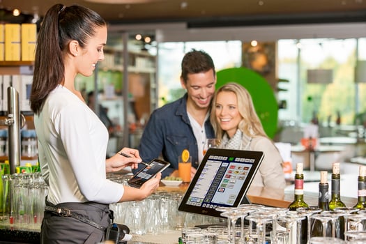 aloha-screen-mobile-and-pos-at-bar-1 aloha-screen-mobile-and-pos-at-bar-1